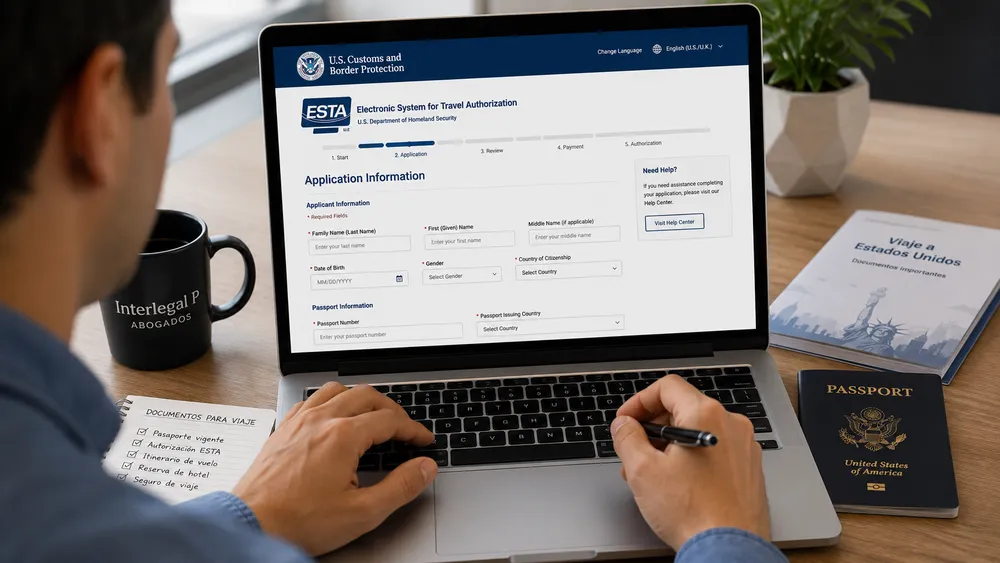 Persona completando en línea una solicitud de autorización ESTA para viajar a Estados Unidos